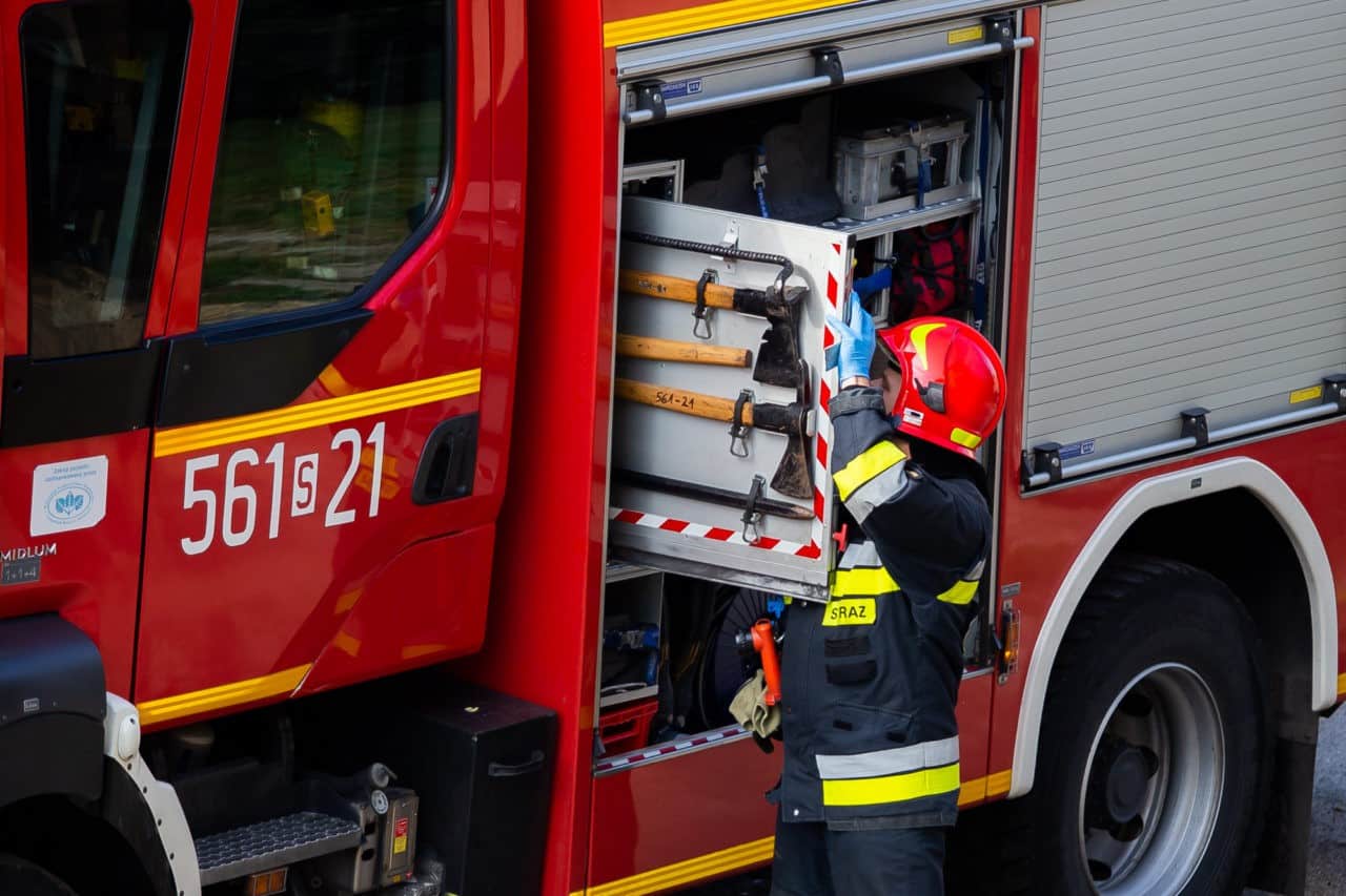 Akcja straży pożarnej i policji na Waryńskiego. W jednym z mieszkań znaleziono ciało mężczyzny [ZDJĘCIA]