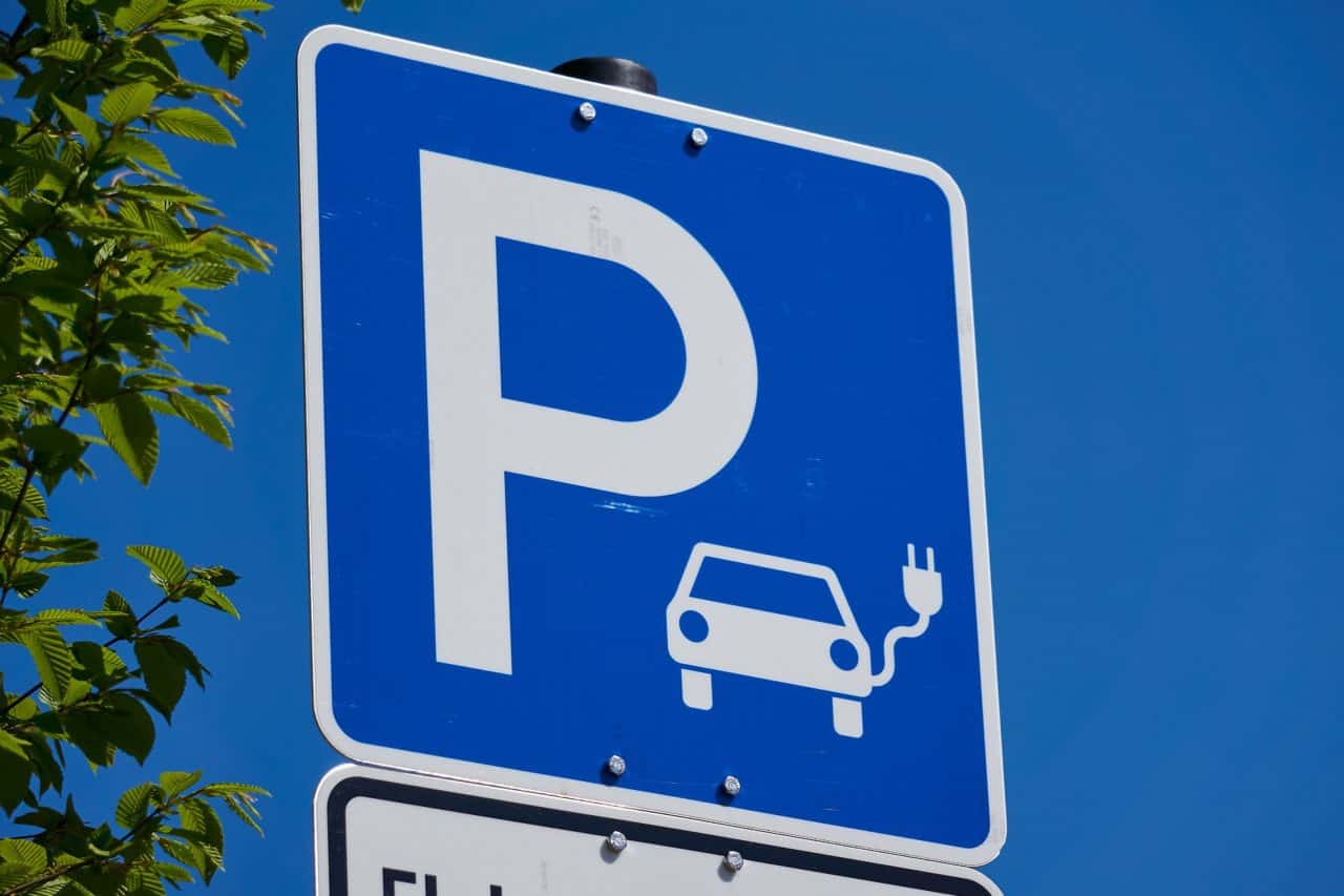 Parking i stacja ładowania dla pojazdów elektrycznych na Placu Długosza. Czy Racibórz tego potrzebuje? [SONDA]