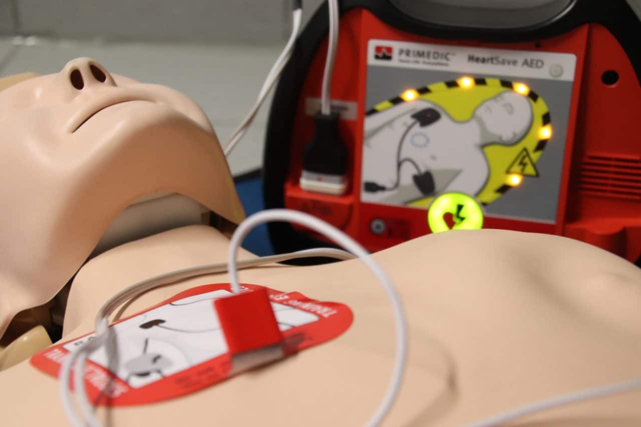 Defibrylatory AED ratują życie! Dzięki mieszkańcom mogą pojawić się w przestrzeni publicznej