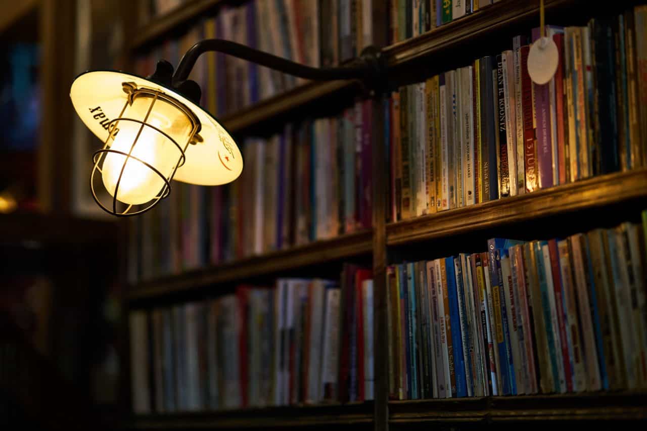 Magiczna noc w bibliotece z literaturą fantastyczną w tle