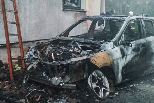 Pożar w miejscowości Turze. Spłonął samochód i część domu [ZDJĘCIA]