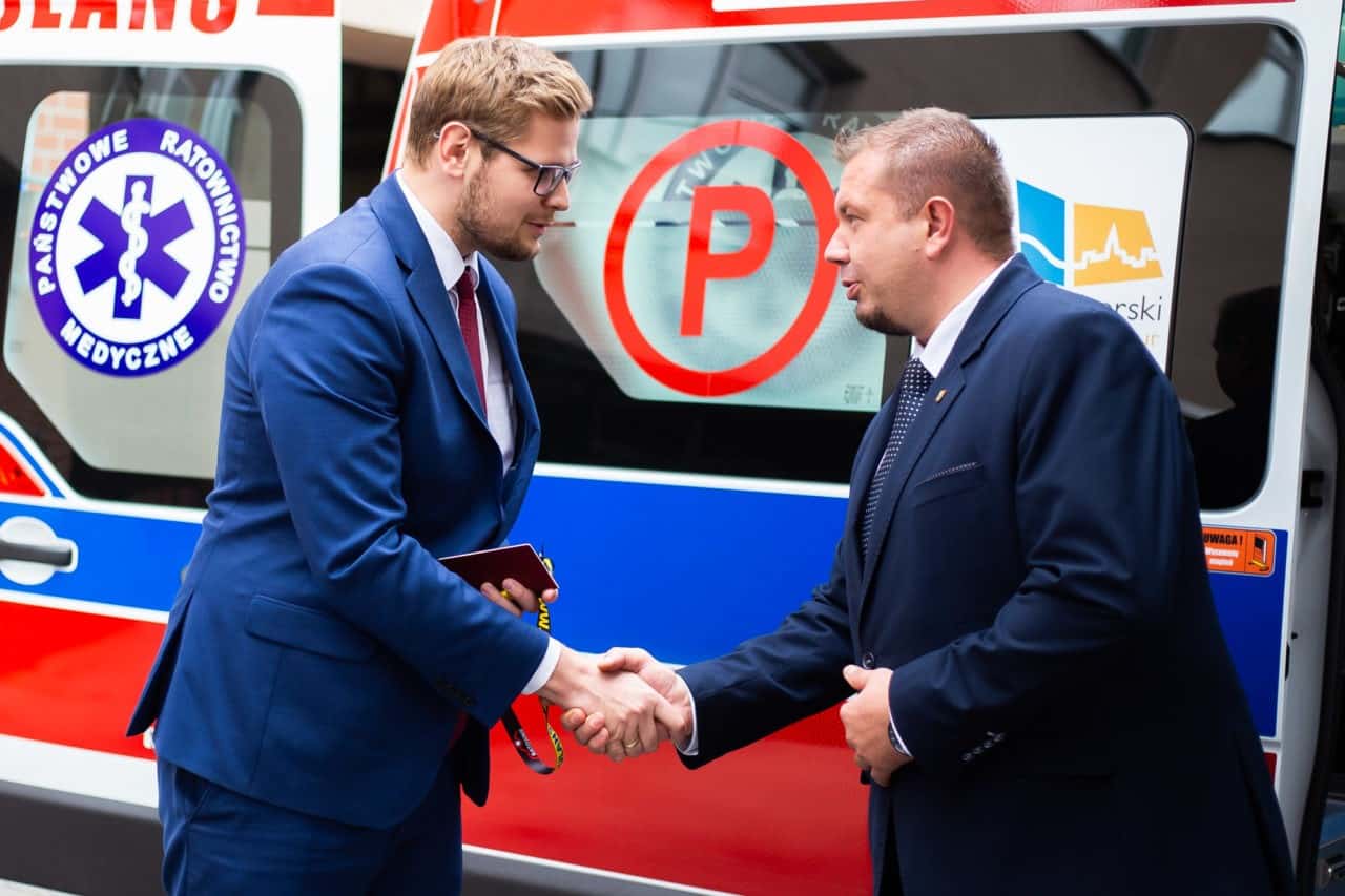 Raciborski szpital ma nowy ambulans. Kluczyki przekazał minister Michał Woś [ZDJĘCIA, WIDEO]