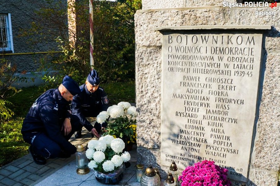 Funkcjonariusze z Raciborza uczcili pamięć zmarłych policjantów [ZDJĘCIA]