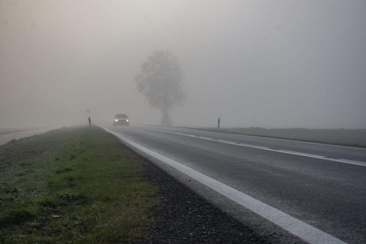 IMGW: Nadchodzi gęsta mgła. W nocy ograniczona widoczność na drogach
