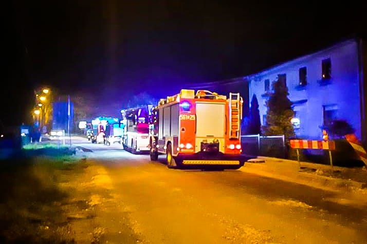 Akcja w Markowicach. Strażacy otrzymali zgłoszenie o pożarze mieszkania! [ZDJĘCIA, WIDEO]