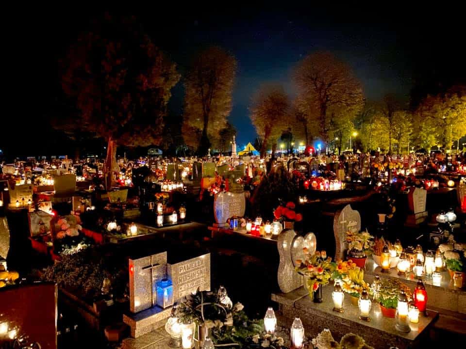 Cmentarz na Ostrogu rozświetlony tysiącami zniczy