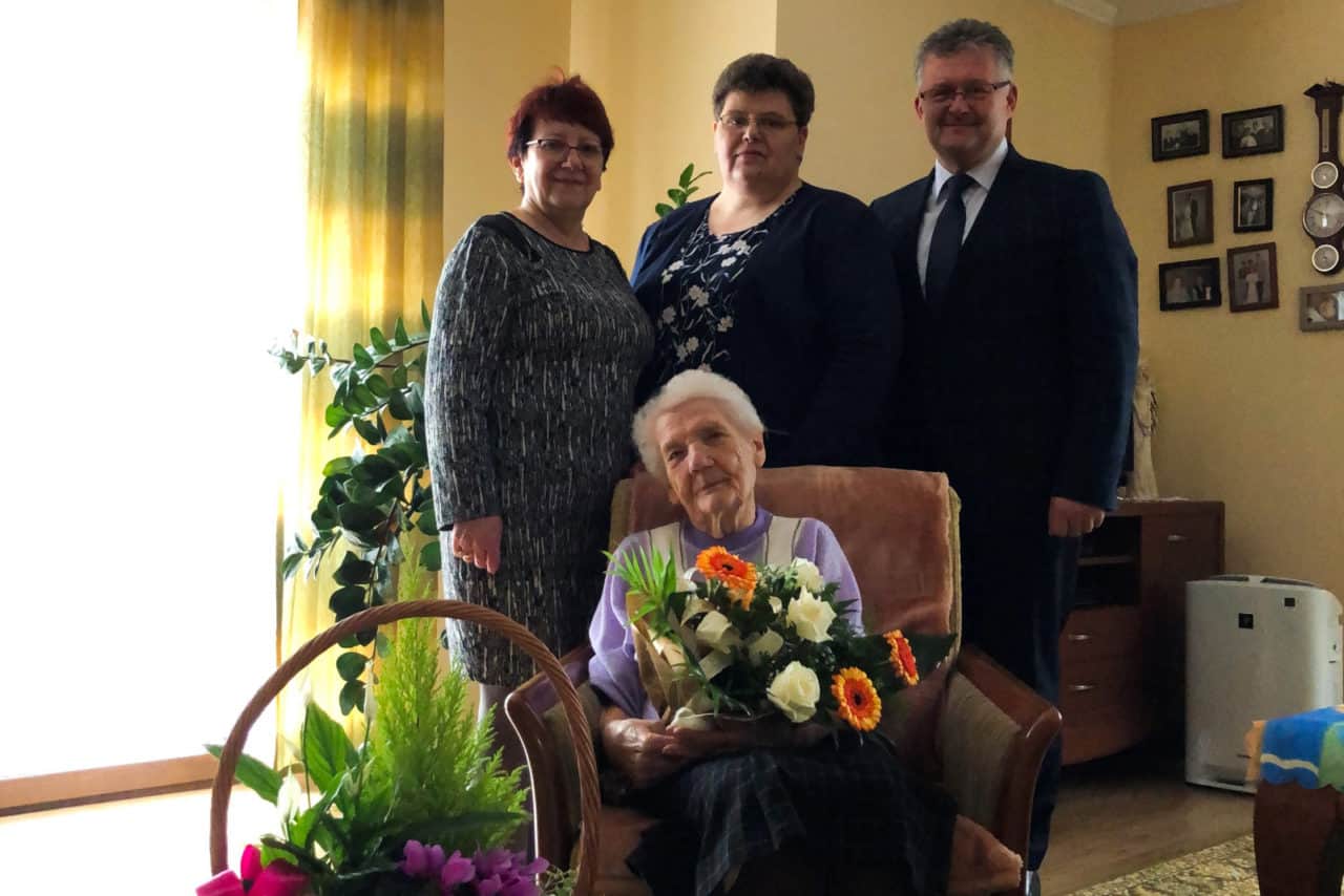 Kwiaty i życzenia, czyli z wizytą u jubilatki w Krzyżanowicach