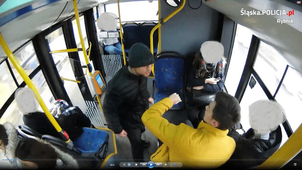 Bez powodu zaatakował nastolatka w autobusie! Rozpoznajecie tego mężczyznę? [ZDJĘCIA]
