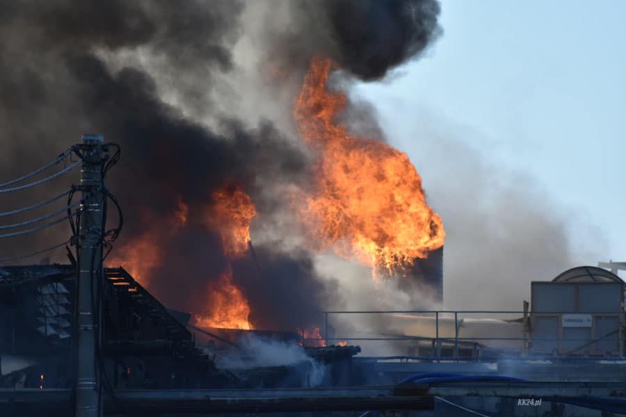 Wielki pożar hali produkcyjnej w Pawłowiczkach