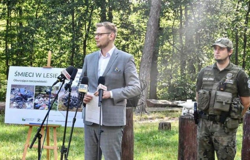 Minister Woś zapowiedział zaostrzenie kar za śmiecenie w lesie