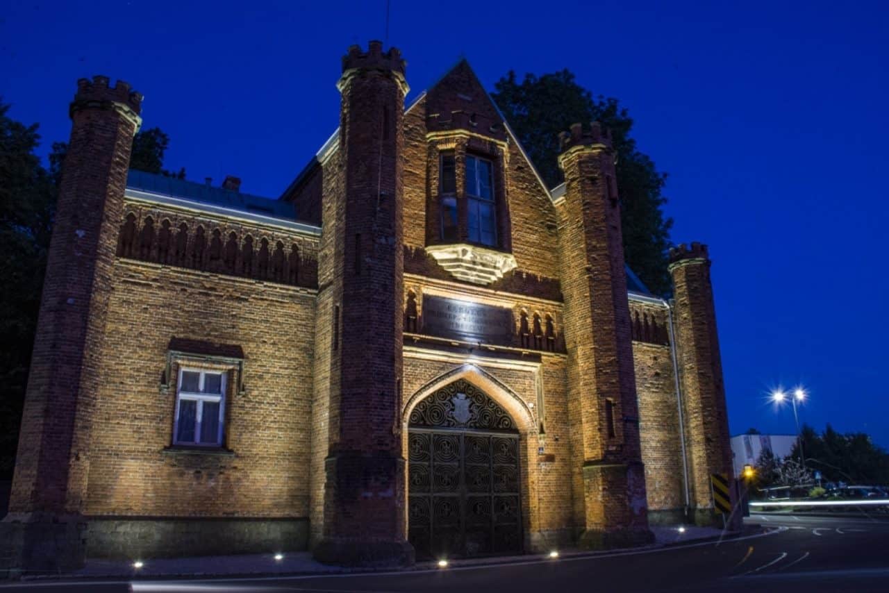 Brama pałacu w Krzyżanowicach przyozdobiona światłem [ZDJĘCIA]