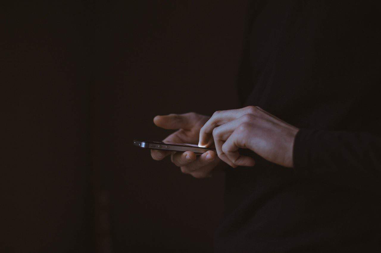 Uwaga na wiadomości SMS od oszustów. Można stracić wszystkie oszczędności