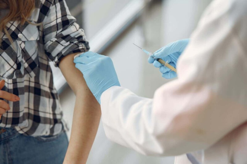 Eksperci: szczepienie na grypę szczególnie ważne w tym sezonie, bo zbiega się on z pandemią