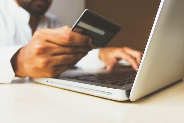 Jak bezpiecznie płacić za zakupy w sklepie online?