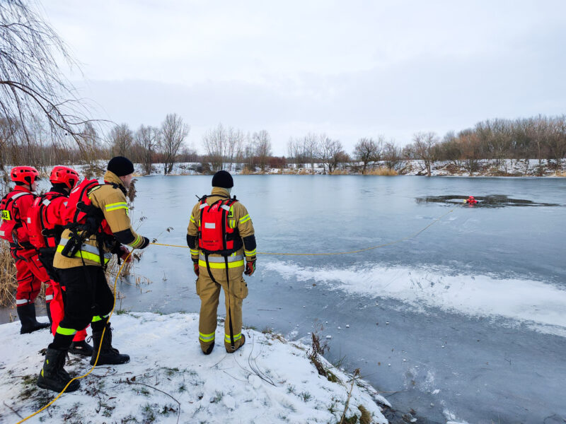 Raciborscy strażacy ratowali topielca, pod którym załamał się lód [ZDJĘCIA]