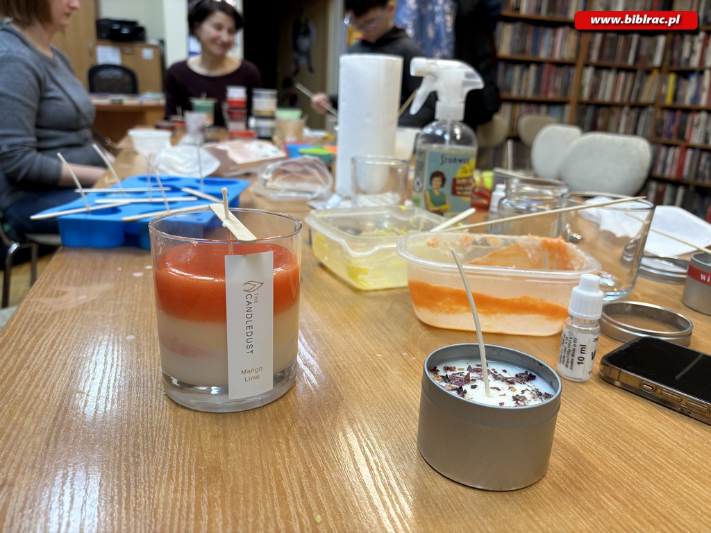 Warsztaty z tworzenia świec sojowych w bibliotece w Ocicach [ZDJĘCIA]