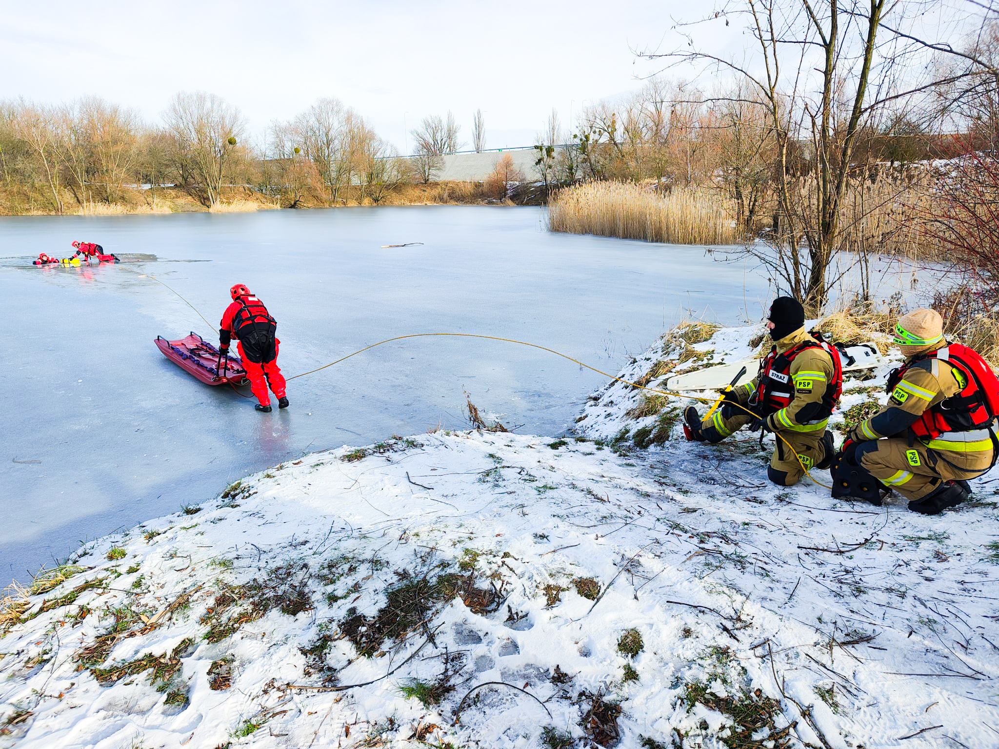 Raciborscy strażacy ratowali topielca, pod którym załamał się lód [ZDJĘCIA]