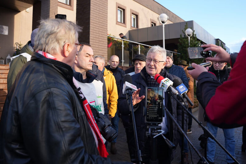 "Unia Europejska poszła za daleko". Minister Siekierski rozmawiał z protestującymi rolnikami