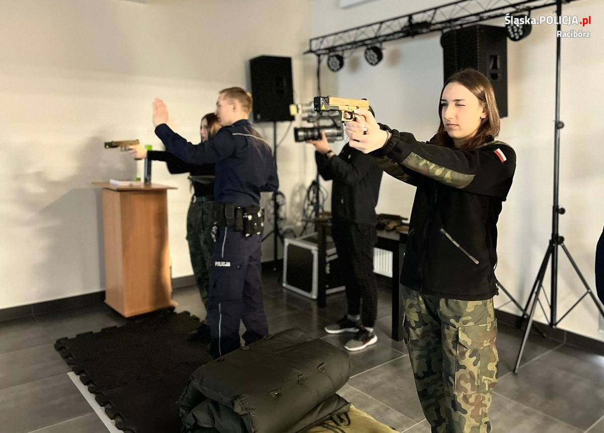Raciborscy policjanci szkolili uczniów w wirtualnej strzelnicy [ZDJĘCIA]