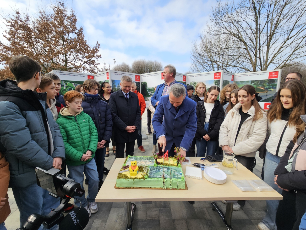 Tort, grupa młodzieży i radni. Prezydent przedstawił w terenie, jak ma wyglądać Rodzinny Ogród Rekreacji [ZDJĘCIA]