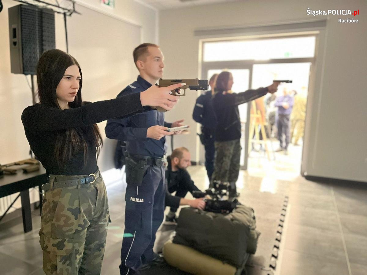 Raciborscy policjanci szkolili uczniów w wirtualnej strzelnicy [ZDJĘCIA]
