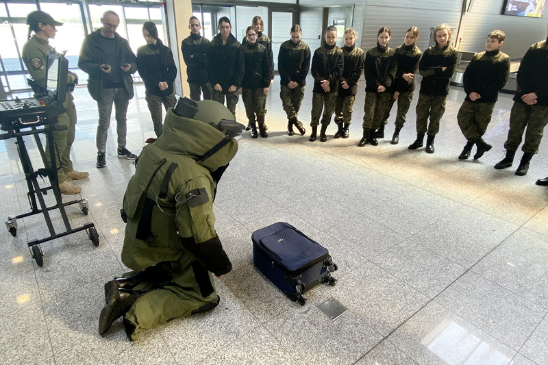 Uczniowie klasy mundurowej z Raciborza zwiedzili katowickie lotnisko [ZDJĘCIA]