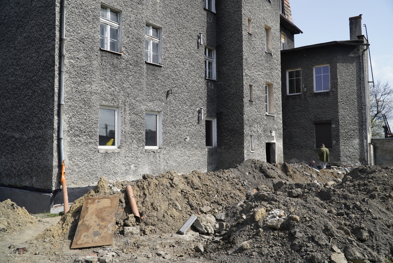 Dziewięć budynków komunalnych w Raciborzu przechodzi kompleksowy remont [ZDJĘCIA]