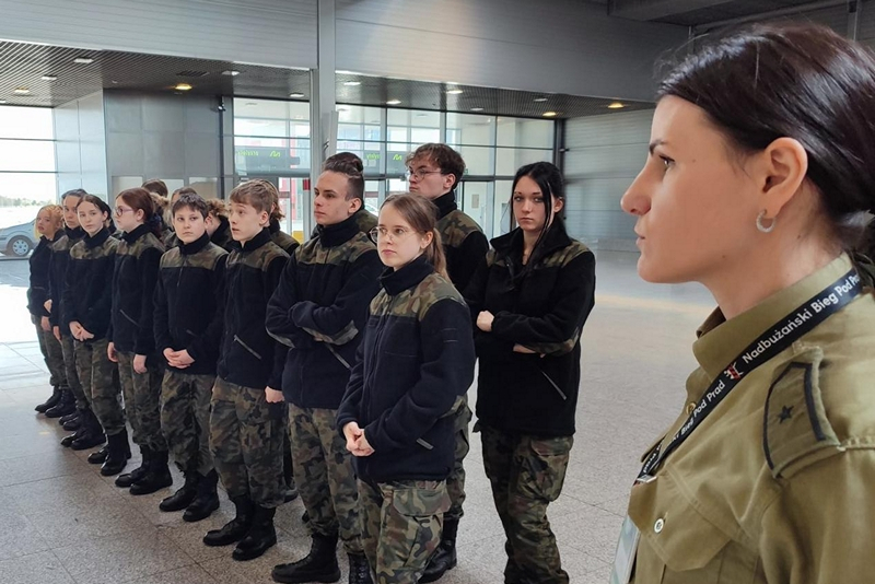 Uczniowie klasy mundurowej z Raciborza zwiedzili katowickie lotnisko [ZDJĘCIA]