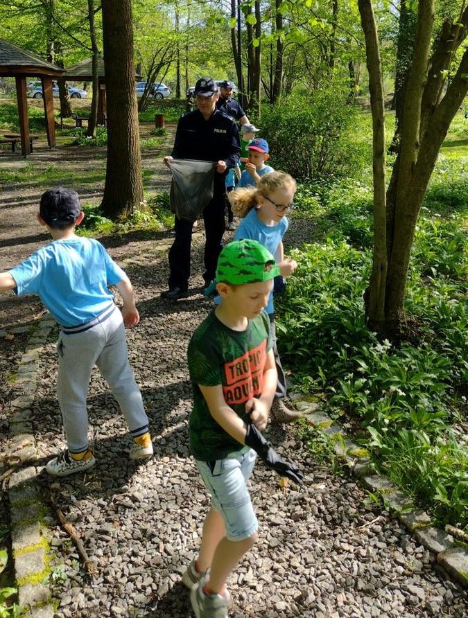 Policjanci z przedszkolakami z Rud sprzątali park [ZDJĘCIA]