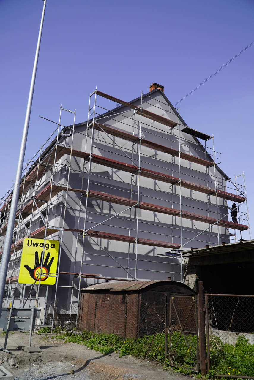 Dziewięć budynków komunalnych w Raciborzu przechodzi kompleksowy remont [ZDJĘCIA]