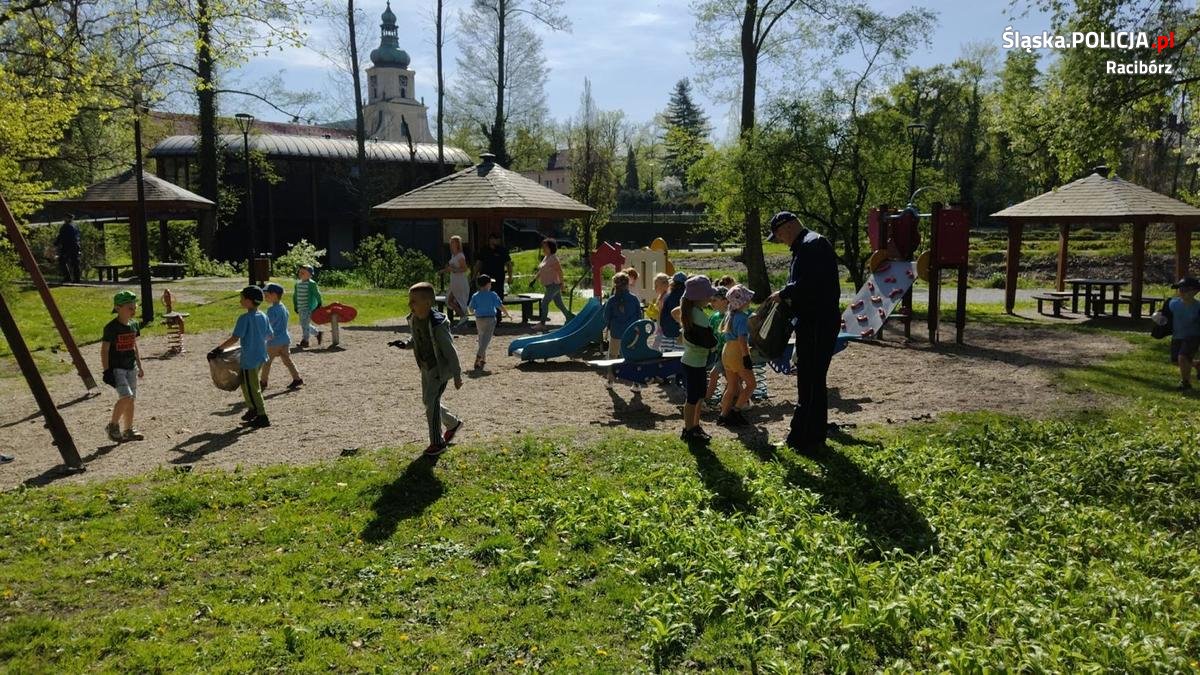 Policjanci z przedszkolakami z Rud sprzątali park [ZDJĘCIA]