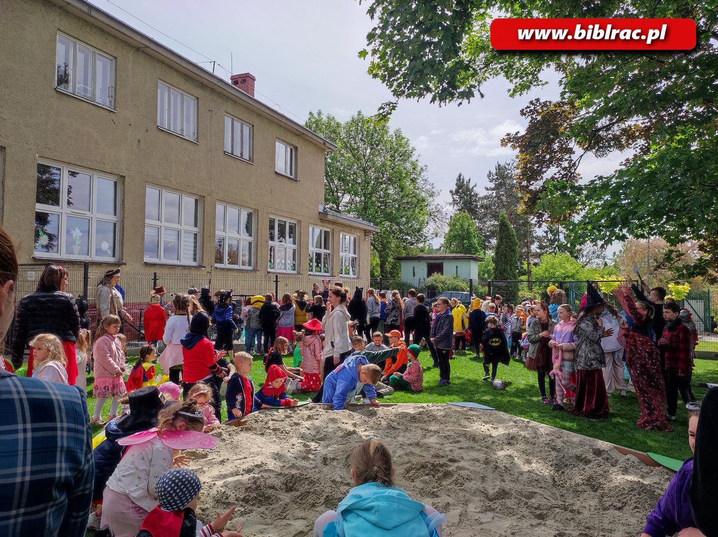 Przemarsz postaci baśniowych w Brzeziu [ZDJĘCIA]