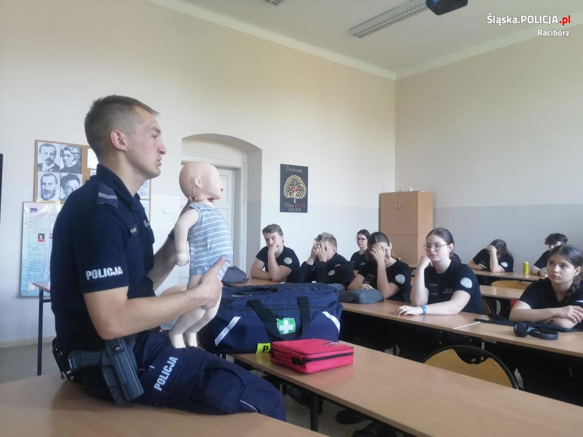 Policjant szkolił z pierwszej pomocy uczniów klasy mundurowej