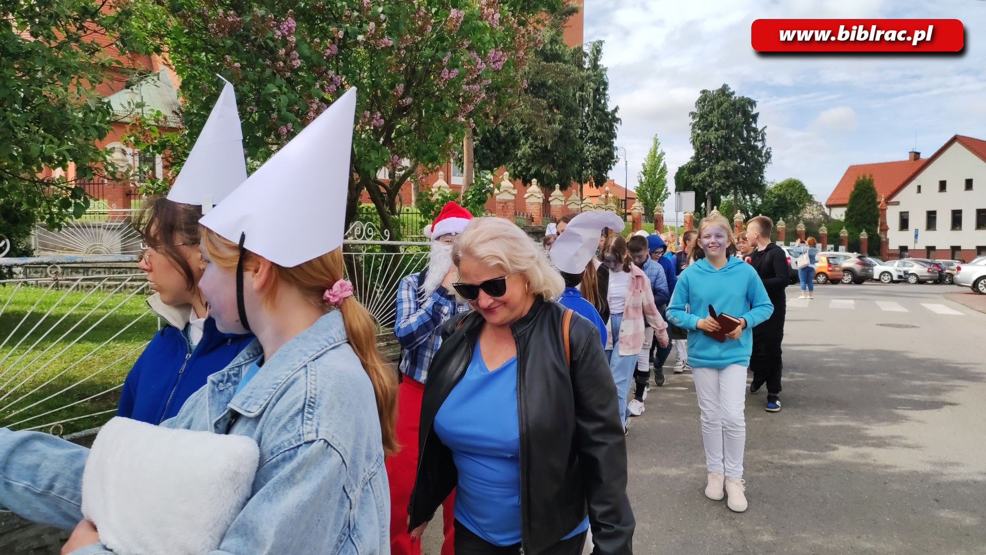 Przemarsz postaci baśniowych w Brzeziu [ZDJĘCIA]