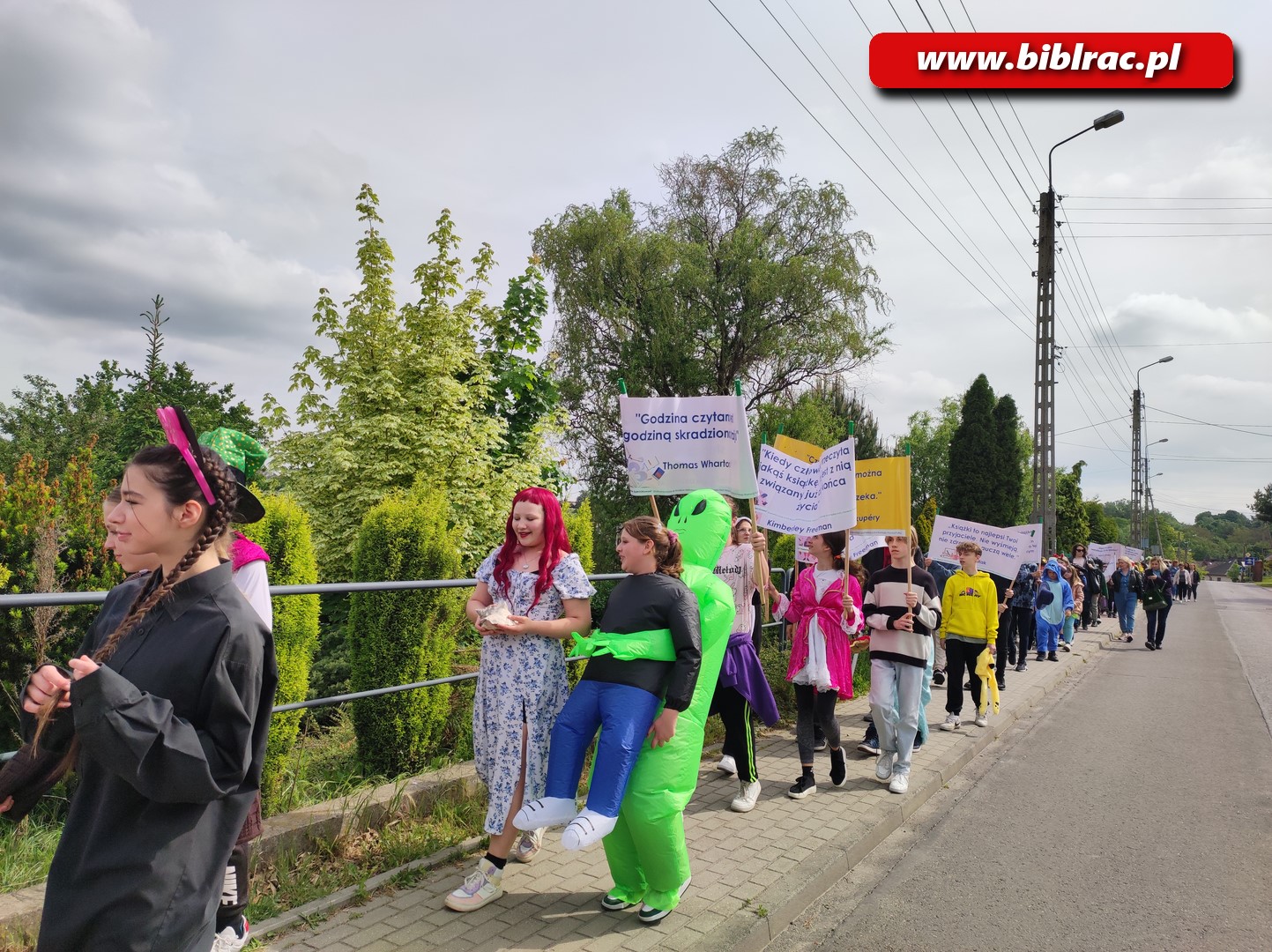 Przemarsz postaci baśniowych w Brzeziu [ZDJĘCIA]