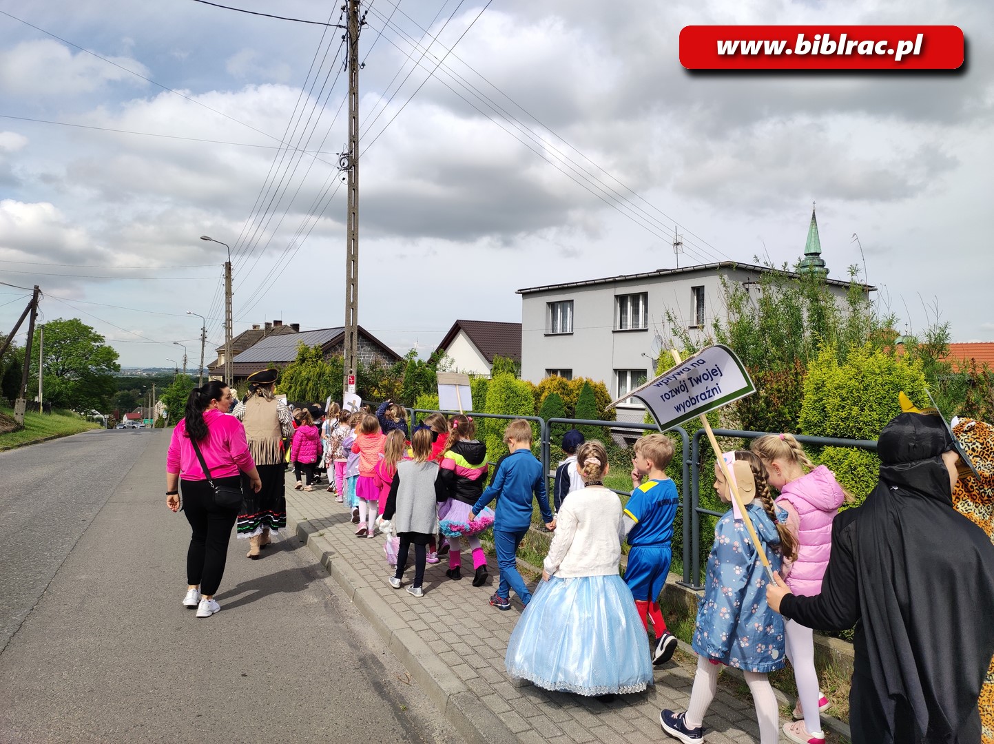 Przemarsz postaci baśniowych w Brzeziu [ZDJĘCIA]