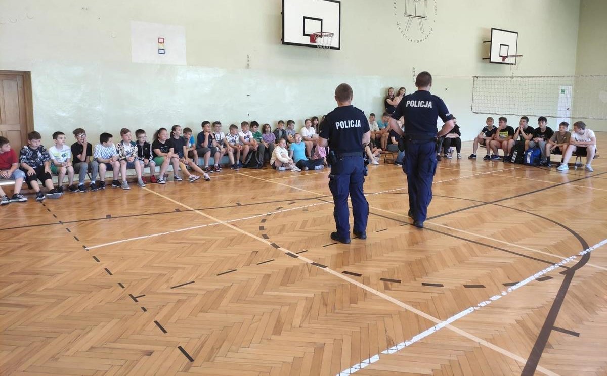 Dzielnicowi odwiedzili szkoły w Tworkowie i Krzyżanowicach